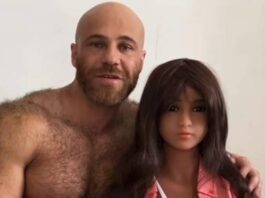 The bodybuilder who divorced the first sex doll after the breakup also made the third doll his companion.
