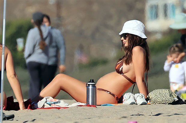 Emily Ratajkowski Poses In Bikini Flaunts Stunning Post-pregnancy Body With Newborn Son
