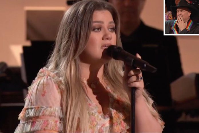 Garth Brooks Nearly Started Crying Watching Kelly Clarkson's Powerful Rendition of 