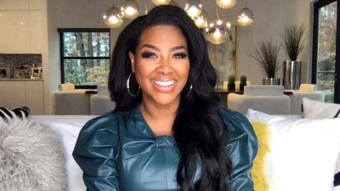 Kenya Moore Is Flaunting Her Natural Hair For The 'Gram